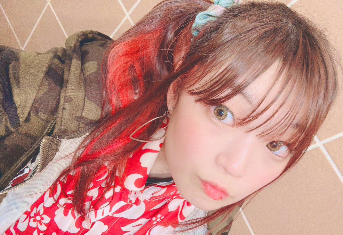 makinoko9910's tweet photo. JukeVox "REAL"ありがとうございました!!🙌🏻🙌🏻
今日の衣装はﾃﾞﾚﾃﾞﾚﾃﾞﾚﾃﾞﾃﾞﾝ!! 
アロハシャツに短パン再び🌺
髪の毛とお揃いの赤です❤️
今日もたくさんオリジナルとカバー曲演奏させていただきました！✨️
引き続き配信でも、よろしくお願いいたします！🔥
#JukeVox
#ドットドット秋田犬 https://t.co/Oj8pBmbsEa
