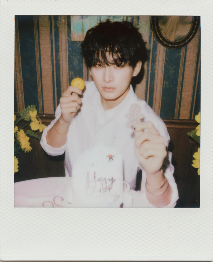 YaochensClub_TH's tweet photo. 小琛哥 de Studio Update - 260323   

สวัสดี เสี่ยวเชิน 👋
นี่คือน้องแฮมสเตอร์ของคุณจากทีม YC 🐹

ถึงเวลาส่ง e-message หากันอีกแล้ว ฮ่าๆๆ

ก่อนอื่น มาย้อนเวลากลับไปกันสักหน่อย...

ขอส่งคำทักทายอย่างอ่อนโยนถึงเหยาเชินเมื่อ 18 ปีก่อน!

เมื่อ 10 ปีก่อนในวันนี้ คุณเพิ่งเริ่มต้นการเดินทางคนเดียวไปต่างประเทศเป็นเวลาสามเดือน ในตอนนั้น คุณมีเพียงกระเป๋าเดินทางเล็กๆ แต่มีความฝันอันแรงกล้าที่จะได้แสดงบนเวที คุณจดบันทึกข้อบกพร่องในการเรียนและการไตร่ตรองจากชั้นเรียนลงในสมุดบันทึกอย่างขยันขันแข็ง คุณสะดุดล้มและดิ้นรนในต่างแดน คุณกลัวสิ่งที่ไม่คุ้นเคยแต่ก็ยังคงมุ่งมั่นด้วยความกล้าหาญ นั่นคือจุดเริ่มต้นของความมุ่งมั่นทั้งหมดของคุณ เป็นสิ่งที่มีค่าที่สุดในความกล้าหาญและความเพียรพยายามของคุณ 🤨

เมื่อมองย้อนกลับไปในปีนี้ เราได้ร่วมเดินทางไปกับคุณ ซึ่งตอนนี้อายุ 27 ปีแล้ว ผ่านการเดินทางที่มั่นคง กล้าหาญ และอ่อนโยน คุณยังคงรักษาความเฉียบคมของวัยเยาว์ไว้เสมอ พร้อมด้วยความมุ่งมั่นที่ตรงไปตรงมาและความทุ่มเทที่ไม่เปลี่ยนแปลงต่อวงการบันเทิง เวทีการแสดง และอาชีพของคุณ

การอายุครบ 27 ปีเป็นปีแห่งการเปลี่ยนแปลงมากมาย:

บทบาทการแสดงของคุณได้ออกอากาศเป็นครั้งแรก และต่อมาได้ถ่ายทำละครย้อนยุคเรื่องแรก ภาพยนตร์เรื่องแรก และละครเกี่ยวกับชีวิตในมหาวิทยาลัยเรื่องแรก… แต่ละก้าวคือการลองใหม่ทั้งหมด และคุณทุ่มเทอย่างเต็มที่ทุกครั้ง เราชื่นชมความเด็ดขาดของคุณที่มีต่อตัวเอง และเราชื่นชมสิ่งที่คุณพูดเมื่อคุณควบคุมอาหารเพื่อบทบาทหนึ่งว่า “ตราบใดที่ความปรารถนาแข็งแกร่งกว่าความอยากอาหาร ผมก็ควบคุมมันได้”

ตอนนี้ คุณมุ่งเน้นไปที่การฝึกฝนทักษะการแสดงของคุณ รับบทบาทแต่ละบทอย่างจริงจัง และนำความทุ่มเทแบบเดียวกับที่คุณมีต่อเวทีการแสดงมาสู่โลกใหม่ที่แตกต่างออกไป เราเฝ้ามองคุณเปลี่ยนบทบาทไปเรื่อยๆ แต่ยังคงยึดมั่นในเป้าหมายเดิมเสมอ…

คุณยังคงฝึกฝนการแสดงบนเวทีอย่างพิถีพิถัน หาเวลาว่างจากตารางงานที่ยุ่งเหยิงเพื่อออกแบบท่าเต้นใหม่ๆ มุ่งมั่นที่จะมอบประสบการณ์การรับชมที่หลากหลาย

คุณยังคงมีความมุ่งมั่นที่ไม่ย่อท้อ ฝึกซ้อมอย่างเงียบๆ จนกระทั่งแบรนด์ต่างๆ ยังรู้สึกเห็นใจคุณ ถึงแม้ทีมงานจะแนะนำซ้ำแล้วซ้ำเล่าว่าการวิ่งมาราธอนจนจบนั้นไม่จำเป็นก็ตาม

คุณยังคงปฏิบัติต่อแฟนๆ ด้วยความจริงใจ พยายามทำให้การแสดงแต่ละครั้งมีความเป็นเอกลักษณ์และสดใหม่ ไม่ยอมลดความพยายามใดๆ และทำให้ผู้ชมประทับใจอยู่เสมอ

คุณยังคงรักครอบครัวและปฏิบัติต่อทุกคนรอบตัวด้วยความเมตตา

คุณยังคงออกเดินทางไปปีนเขา ค้นหาความเข้มแข็งภายในจากธรรมชาติ

และคุณยังคงพูดว่า "อารมณ์แก้ปัญหาอะไรไม่ได้..."

คุณถ่ายทอดความสงบและความมุ่งมั่นให้ทุกคนรอบตัวอย่างเงียบๆ เสมอ

ในวัย 27 ปี คุณมีความมั่นคงในตัวเองมากขึ้น มีความสุขุมรอบคอบมากขึ้น มีความมุ่งมั่น และกล้าหาญมากกว่าเดิม คุณไม่ถูกจำกัดด้วยกรอบใดๆ อีกต่อไป ยอมรับตัวเองในทุกช่วงวัย และก้าวไปข้างหน้าอย่างมั่นคงทีละก้าวบนเส้นทางที่คุณรัก

วันนี้ คุณอายุครบ 28 ปีอย่างเป็นทางการแล้ว! 🎂

ยืนอยู่บนทางแยกของวัย 28 ปี เหลืออีกเพียงสองปีก็จะอายุ 30 ปี นี่คือช่วงเวลาแห่งการเปลี่ยนแปลงที่สำคัญ การเดินทางครั้งใหม่ที่เราจะเริ่มต้นไปพร้อมกับคุณ โดยทุ่มเทอย่างเต็มที่

คอนเสิร์ตต่อหน้าผู้ชม 10,000 คน คือความฝันที่สลักอยู่ในใจคุณมาตั้งแต่สมัยเป็นเด็กฝึกหัด คำตอบของความพยายามนับไม่ถ้วนทั้งวันทั้งคืน นี่ไม่ใช่แค่ความฝันของคุณคนเดียว แต่เป็นคำสัญญาที่ YC TEAM จะทำทุกอย่างสุดความสามารถเพื่อทำให้ความฝันนี้เป็นจริงไปพร้อมกับคุณ 🤙

ทุกคนต่างแอบซ้อมวันนั้นในใจนับครั้งไม่ถ้วน:

คุณตื่นนอนตอนเช้า (ถึงแม้ว่าส่วนใหญ่แล้วคุณอาจจะไม่ได้นอนเลย 😁) ดวงตาเต็มไปด้วยความคาดหวังและความสงบ นี่คือวันสำคัญสำหรับคุณและทุกคนที่รักคุณ เราซ้อมด้วยกันในสถานที่จัดงานจนถึงรุ่งเช้า ปรับแต่งทุกอย่างให้สมบูรณ์แบบ ตั้งแต่ตำแหน่ง แสงไฟ ไปจนถึงเอฟเฟกต์เสียงและรายละเอียดต่างๆ ซ้อมซ้ำแล้วซ้ำเล่า เมื่อแสงไฟส่องมาที่คุณ ความพยายามทั้งหมดก็พบกับความสุขสงบที่สุด

เมื่อยามค่ำคืนมาเยือน ทะเลแห่งแสงไฟส่องสว่างบนเวทีเพื่อคุณโดยเฉพาะ คุณยืนอยู่กลางเวที ด้วยเสียงที่สั่นเครือแต่แน่วแน่ คุณกล่าวกับทุกคนว่า "ขอบคุณที่เดินทางข้ามภูเขาและทะเลมาเพื่อผม เหยาเชินทำได้แล้ว! 🫤"

ช่วงเวลานั้นจะเป็นของขวัญวันเติบโตที่ดีที่สุดที่คุณจะมอบให้กับเด็กหนุ่มวัย 18 ปีที่สับสนแต่แน่วแน่คนนั้น 🎁

ทีม YC จะอยู่เคียงข้างคุณ คอยสนับสนุนและฝึกฝนฝีมือการแสดงของคุณอย่างขยันขันแข็ง เพื่อให้ทุกบทบาทของคุณเป็นที่จดจำ และเราจะอยู่เคียงข้างคุณ สนับสนุนความรักในเวทีการแสดงของคุณ และเปลี่ยนความฝันของคุณที่จะได้แสดงคอนเสิร์ตต่อหน้าผู้ชมหลายพันคน ให้กลายเป็นความจริงที่น่าตื่นตาตื่นใจ

ขอให้คุณปลอดภัย สุขภาพแข็งแรง และมีอิสระเสมอ

ขอให้คุณก้าวหน้าในเส้นทางการแสดงอย่างมั่นคง

ขอให้คุณยึดมั่นในความปรารถนาที่จะยืนอยู่บนเวทีเสมอ

ขอให้คุณก้าวไปทีละขั้นสู่จุดสูงสุดของตัวเอง

ขอให้โลกปฏิบัติต่อคุณอย่างอ่อนโยน และขอให้คุณมีความกล้าที่จะเป็นตัวของตัวเองเสมอ

สุขสันต์วันเกิดปีที่ 28 แด่เหยาเชิน! ขอให้คุณก้าวไปสู่ยอดเขาที่สูงขึ้น ได้เห็นทิวทัศน์ที่สวยงามยิ่งขึ้น ได้พบผู้คนที่ดียิ่งขึ้น และได้รับความรักที่บริสุทธิ์และดีงามมากขึ้น 🎂

ขอให้โชคดีอยู่กับคุณเสมอ! 🍀

HAPPY YAOCHEN DAY  
#YAOCHEN28thBirthday 
#YAOCHEN #姚琛 #야오천 #เหยาเชิน