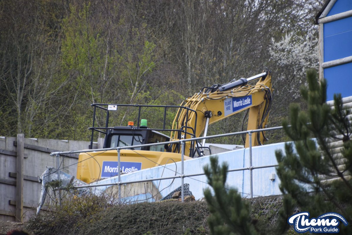 ThemeParkGuide's tweet image. Vikings River Splash demolition has begun at LEGOLAND Windsor!

Heavy machinery is tearing through concrete and steel.

themeparkguide.co.uk/news-page/LEGO…

#LEGOLANDWindsor #VikingsRiverSplash #Demolition