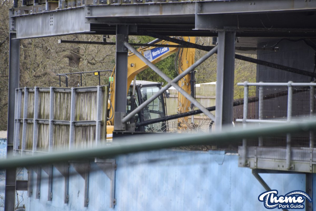 ThemeParkGuide's tweet image. Vikings River Splash demolition has begun at LEGOLAND Windsor!

Heavy machinery is tearing through concrete and steel.

themeparkguide.co.uk/news-page/LEGO…

#LEGOLANDWindsor #VikingsRiverSplash #Demolition