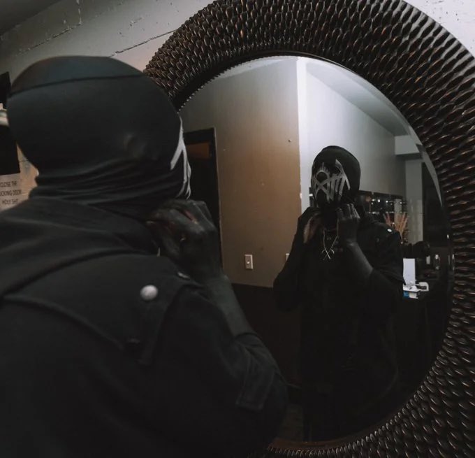 e 𖤐🪽 tweet media