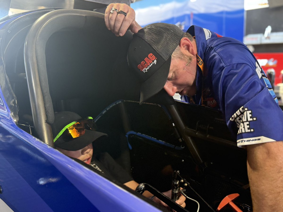 wsm1320's tweet image. Sharing the love of racing. #ArizonaNats

@BluebirdTurf • #SPToolsUSA • @redlineoil • @SCAGRacing • @MayvilleMtl • @NHRA • @ScagPower 

#DragRacing #NHRA #TopFuel #Dragster