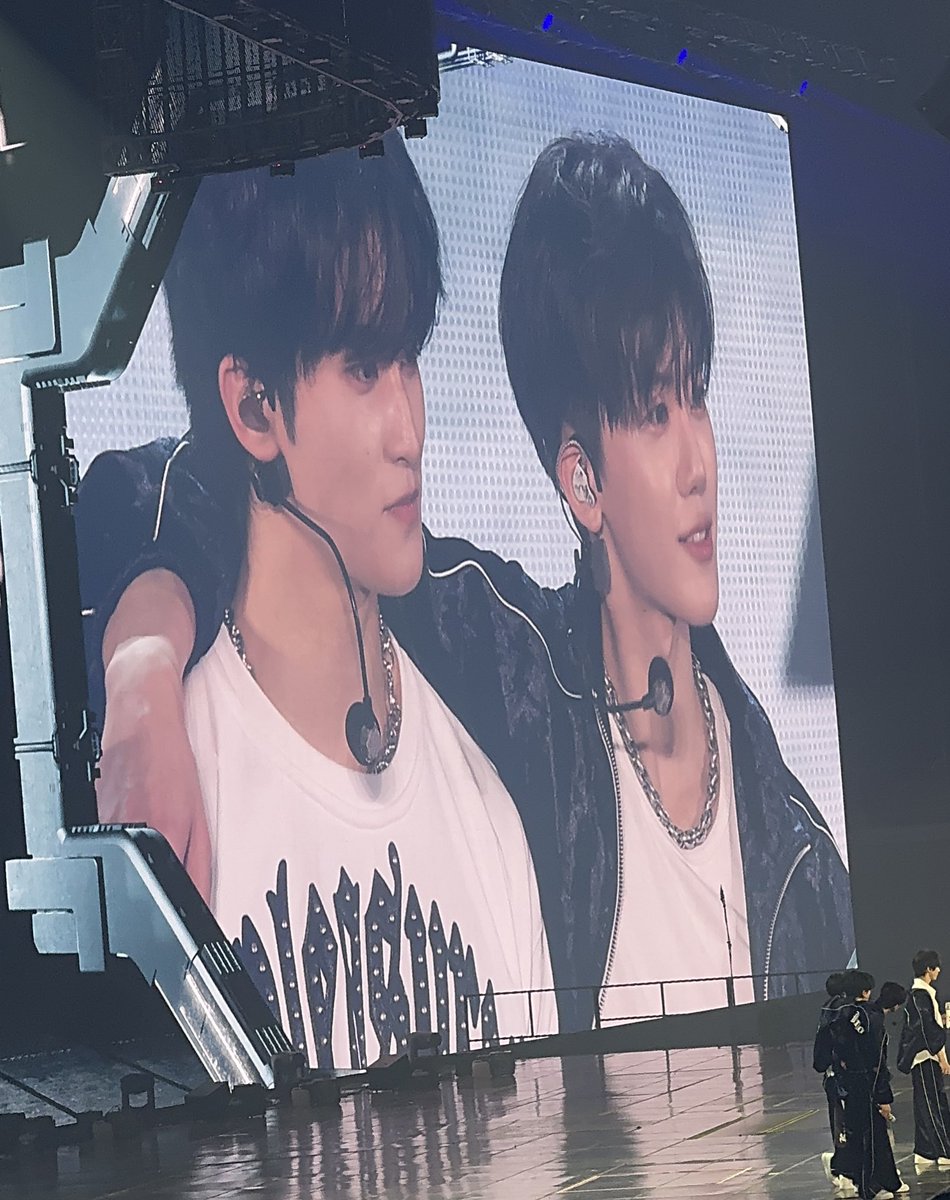 네임 tweet media