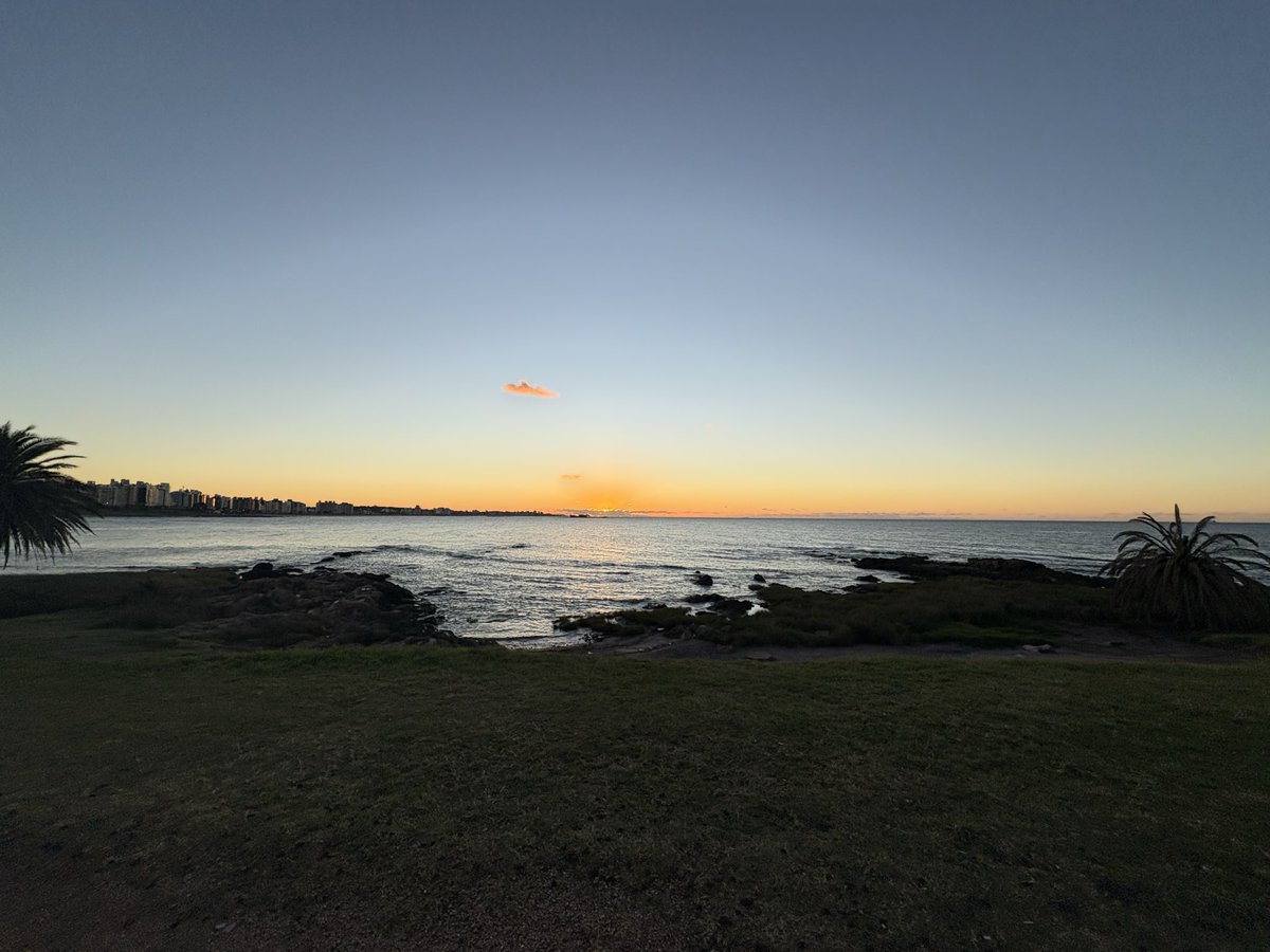 AlbertJllo's tweet photo. #sunrise #Montevideo #morningRun https://t.co/7kpKpfEx6y