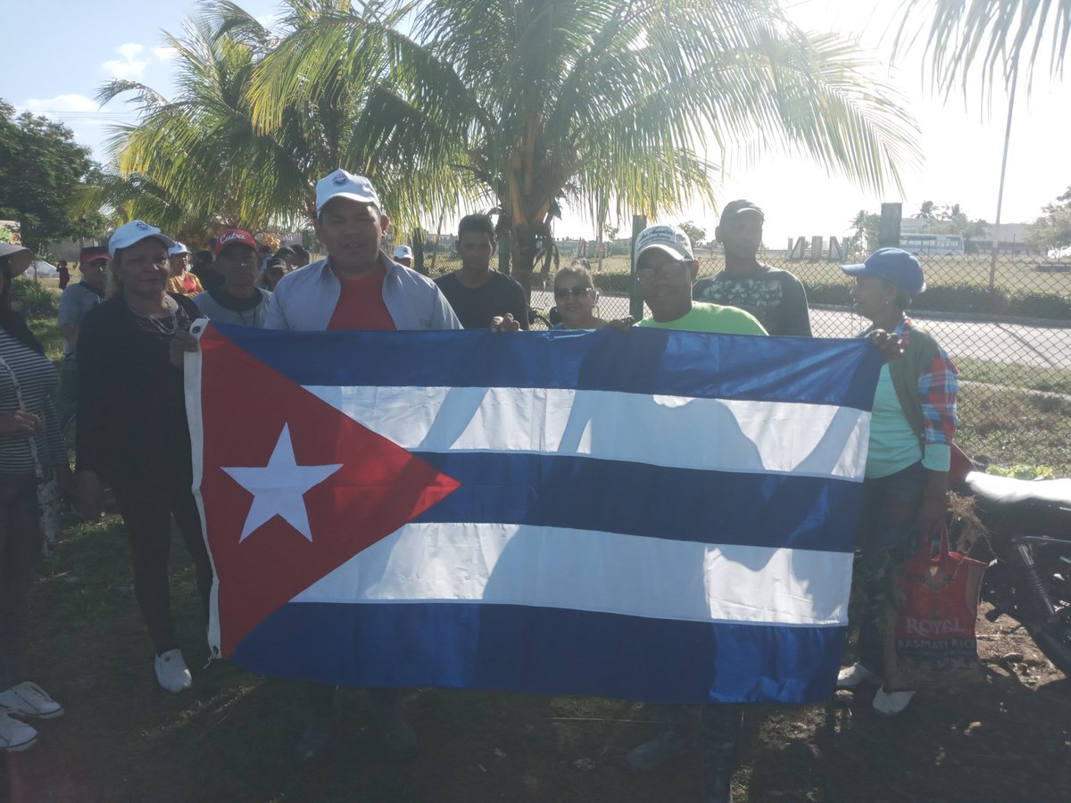 AlexanderZ71990's tweet image. #SNTAPBayamo #CTCGRANMA Como parte de las actividades previas al #1ro de mayo, se realizó la entrega de la bandera cubana al colectivo del Organopónico 5 Palma, simbolizando la unidad y el compromiso de la clase obrera en la producción de alimentos.