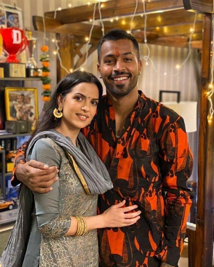 🚨 Hardik pandya dating history:

2015 - Single 🇮🇳 
2016 - Lisha sharma 🇮🇳 
2017 - Elli AvrRam 🇸🇪
2018 - Esha gupta  🇮🇳 
2019 - Natasa stankovic 🇷🇸 
2020 - Natasa stankovic 💍  
2024 - Jasmin walia 🇻🇬
2025-  Mahieka 🇮🇳...see more