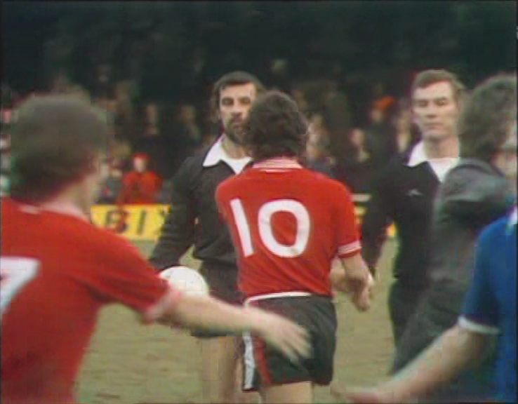 Linesmen Trelford Mills (Barnsley, left) &amp; David Hutchinson (Witney) at the end of the Leicester-Man Utd FA Cup game in February 1976. The former was promoted to the full list of refs that summer &amp; the latter joined him 2 years later. Both had long careers which ended in 1990.