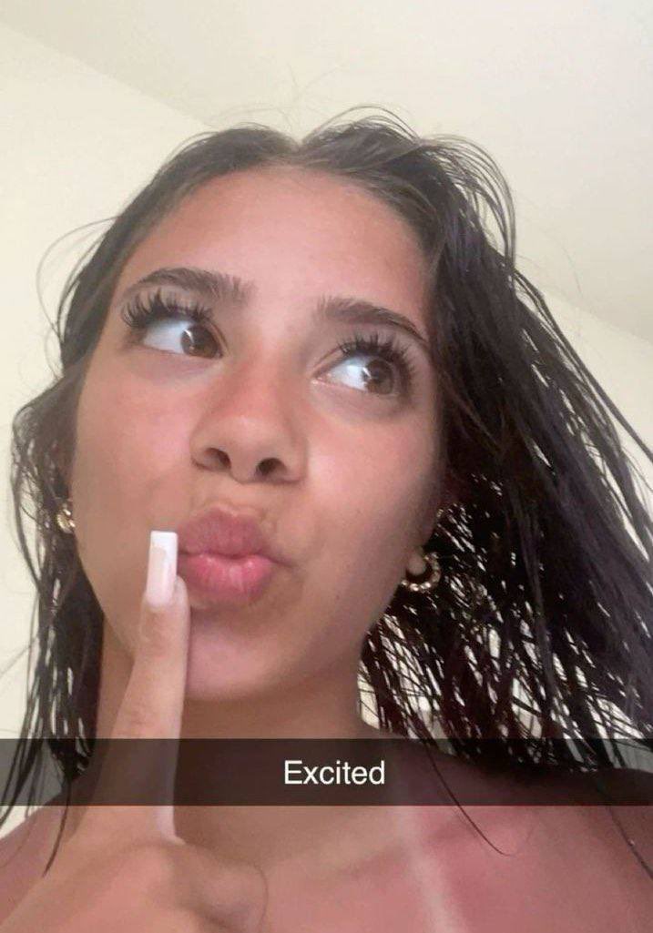 free pic if u stop scrolling and say hi 💗 (the first 230 ppl onlyyy) 📷