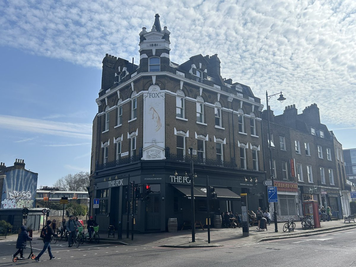 PubsSaving's tweet image. Great to see The Fox #pub 372 Kingsland Road #haggerston has reopened, after being shut for 7 years. The roof terrace is now flats. Nice pizza &amp;amp; beer; football on large screen. Friendly &amp;amp; welcoming. Open until 1.30am Thur-Sat. DJ. Quiz Mon. Good range of beers. #pubsreopening
