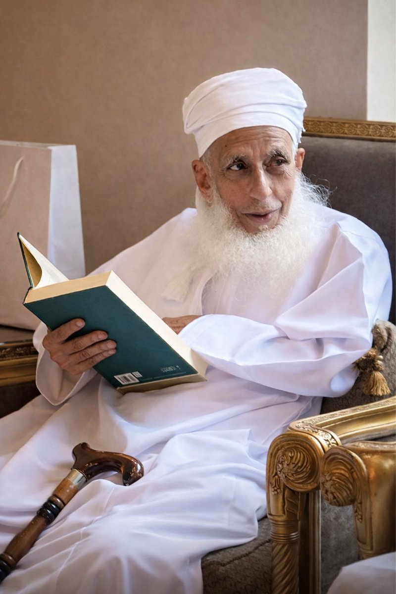 في مشهدٍ يفيض وقارًا ونورًا يطلُّ هذا الشيخ العلامة كأنما اختُزلت فيه معاني الحكمة والتجربة، وجلال العلم مع جمال الخلق.
ملامحه تشي بعمرٍ أفناه في مدارج الفقه والبصيرة، ونظراته الحانية تحمل عبق التربية وصدق التوجيه، كأنها تقول: هذا ميراث السنين، فهو بقيةُ جيلٍ يُهتدى به ويُقتدى.