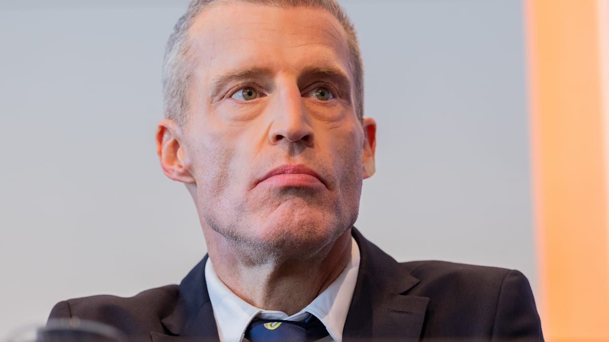 welt's tweet photo. Stuckrad-Barre bricht mit „engem Freund“ Christian Ulmen – „Bei Gewalt endet wirklich alles“ https://t.co/B17V7CAiRV https://t.co/vj9YfFCBSO