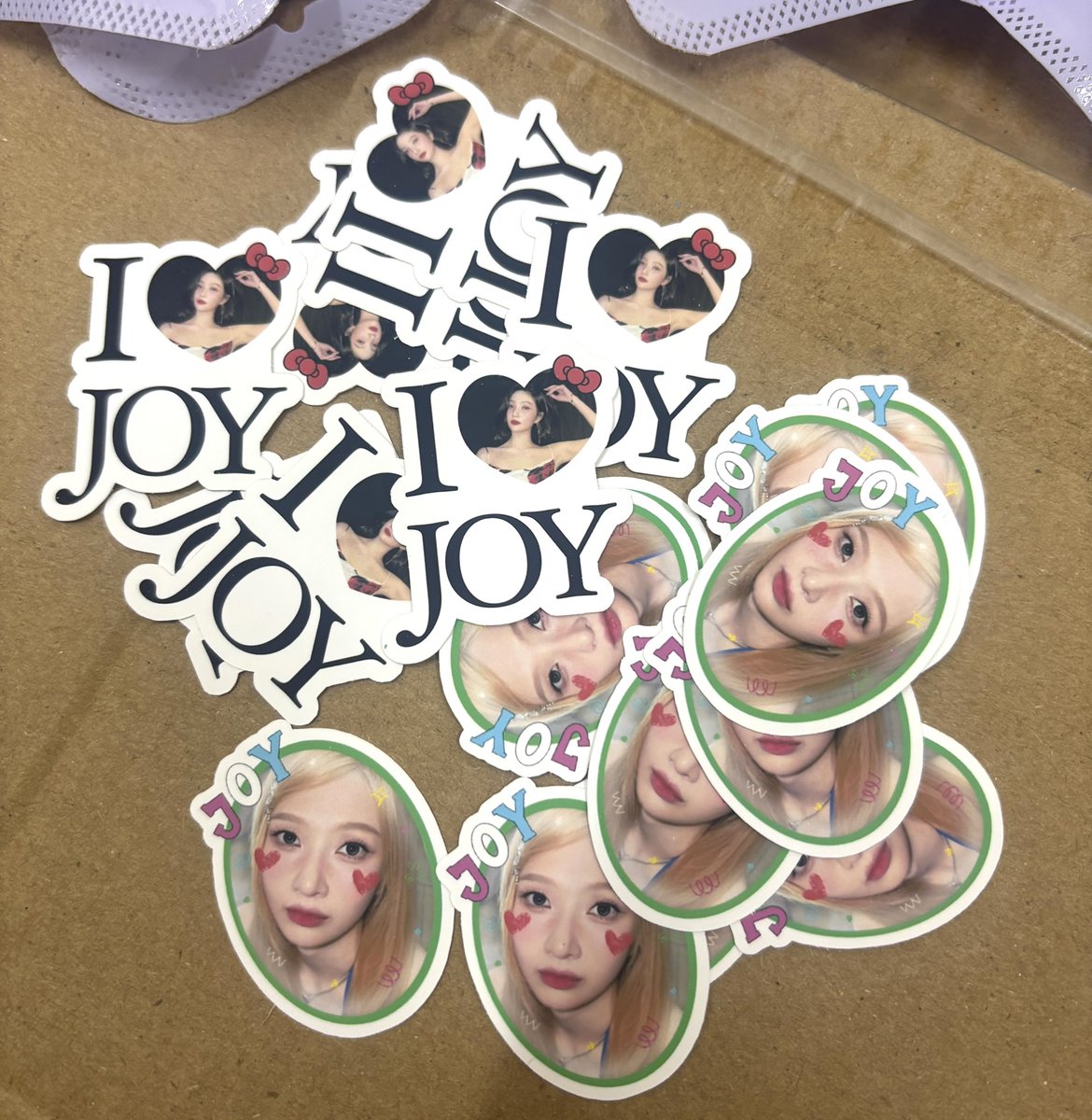 Giveaway 🍏❤️ 🐥

Hair clip &amp; sticker  50ea

📌 Phenix Grand Ballroom, Bangkok
🗓️ 28.03.2026

เดี๋ยวแจ้งจุดอีกทีนึงค้าบ มารับกันได้เน้อ~
#2026JOY_SPLASH_TOUR
#JOYSPLASHinBKK 
#JoyAsiaTour2026inBKK