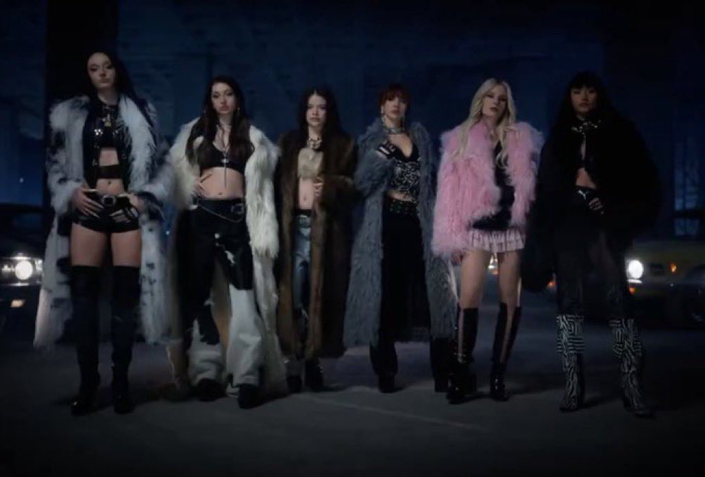 Uyumlu dedikten sonra Lidya’nın pembelik… onuda koyu bir renk giydirseydiniz ya….