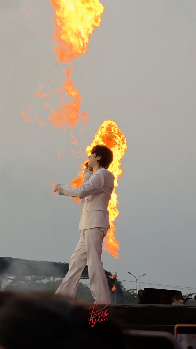 He’s so hot on stage, literally 🔥😂 #Heechul #SS10inHCM