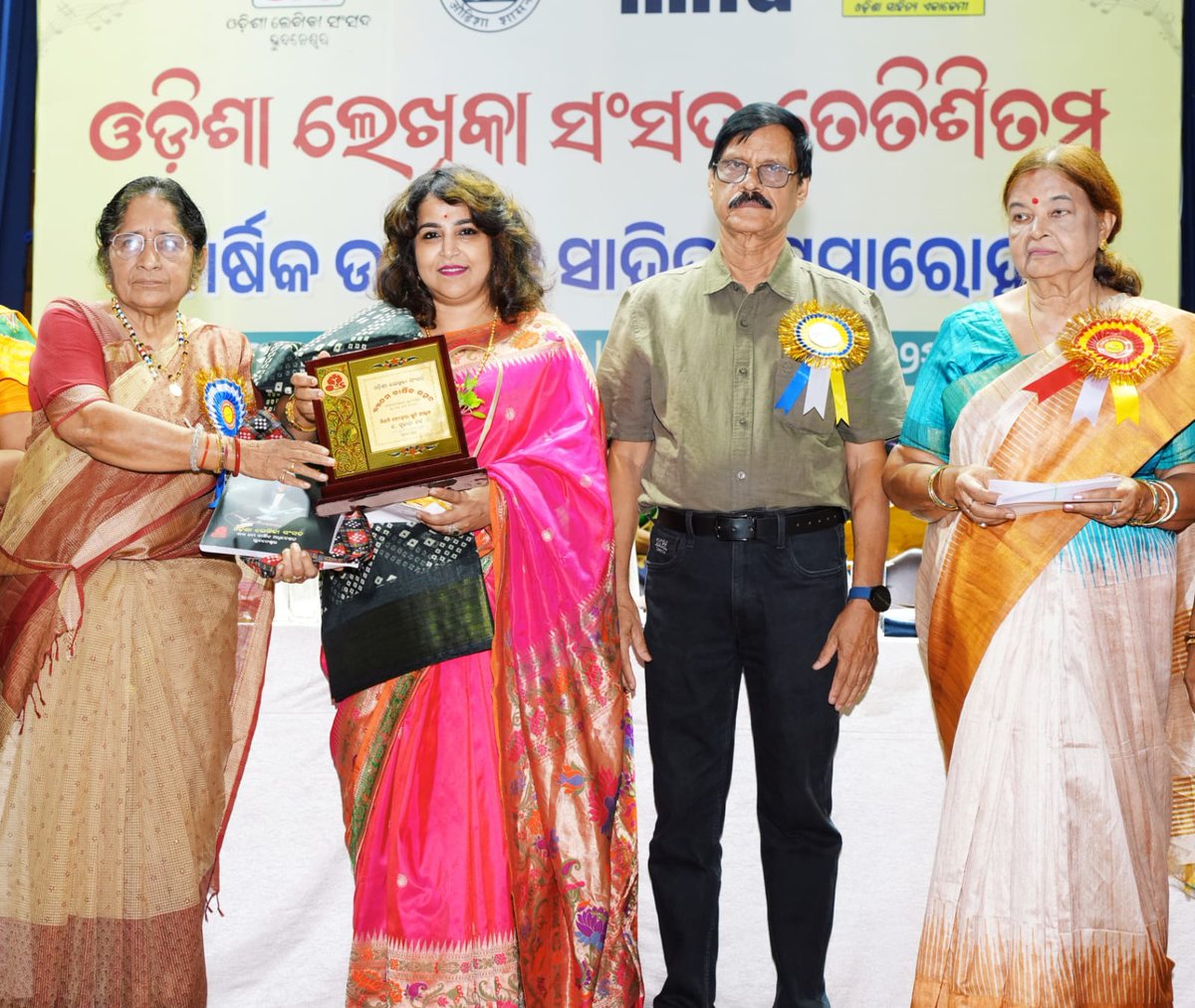 ASrujani's tweet photo. ଓଡ଼ିଶା ଲେଖିକା ସଂସଦ, ଭୁବନେଶ୍ୱର ପକ୍ଷରୁ ଆୟୋଜିତ ବାର୍ଷିକ ଉତ୍ସବ ତଥା ସାହିତ୍ୟ ସମାରୋହରେ ଯୋଗ ଦେଲି। ସାହିତ୍ୟ ଓ ସଂସ୍କୃତିର ଏପରି ମଞ୍ଚ ସୃଜନଶୀଳତା ପାଇଁ ପ୍ରେରଣା ଦେଇଥାଏ ଏବଂ ସମାଜକୁ ସକାରାତ୍ମକ ଦିଗରେ ଆଗେଇ ନେଇଯାଏ। ଏପରି ଉଦ୍ୟମ ନିରନ୍ତର ଜାରି ରହୁ। https://t.co/yijaJwl2Yd