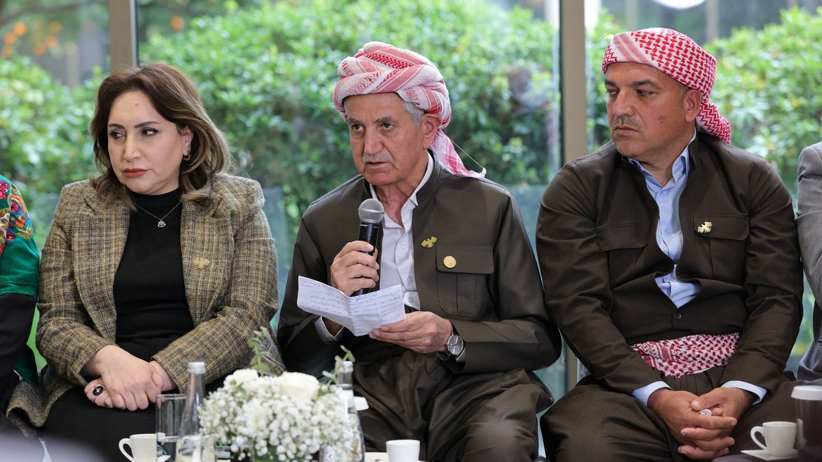 RudawTurkce's tweet image. #Suriye Cumhurbaşkanı Ahmed Şara, #Newroz Bayramı vesilesiyle Cumhurbaşkanlığı Sarayı'nda bir resepsiyon düzenledi

Resepsiyona Kürt siyasi parti ve güvenlik güçlerinin temsilcileri de millî kıyafetleri ile katıldı

📸Suriye Cumhurbaşkanlığı