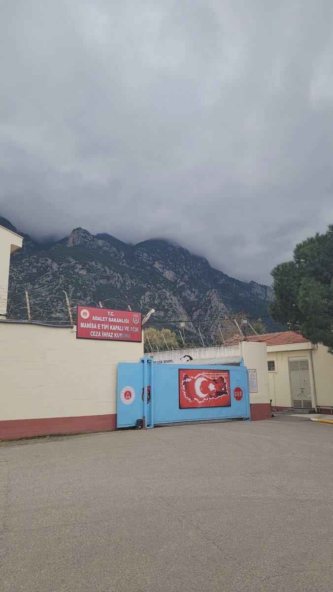 Bugün Manisa’da tutuklu bulunan Ramazan Hoca’nın yanına gittim. Çok karakterli, ne konuştuğunu bilen, saygılı biriydi. Peygamberler şehri Urfa’lı olması, naif huyuna ve mizacına da yansımış.

Özetle şunu söylemeliyim: Öğrencilerinin birçoğu ifadelerini geri çektiler. Bunun