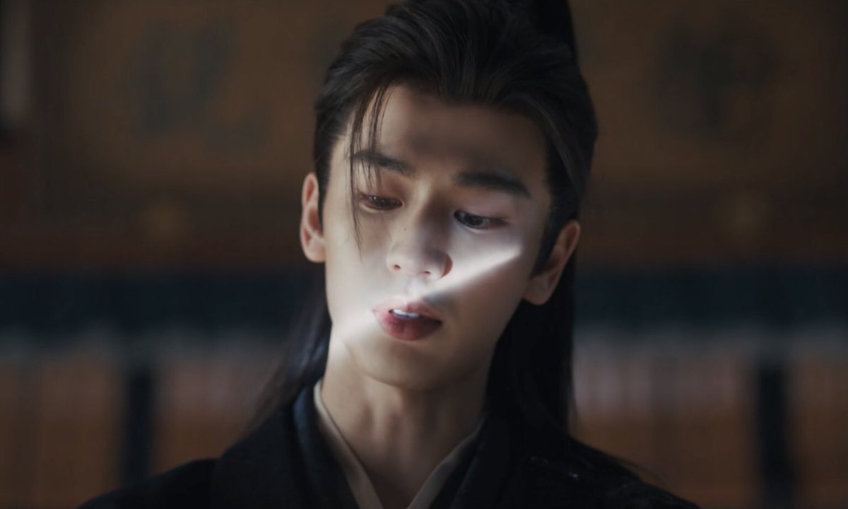 ชอบฉากนี้ที่อู่อันโหวแทนตัวเองว่า “เปิ่นโหว” มาก (ใครฟังภาคไทย/อ่านซับไทย จะแปลแค่ว่า “ข้า”เฉยๆ) ดูสูงศักด์ ขุนนางยศใหญ่คับต้าอิ้นตัวจริง ใครจะกล้ากับกู กูไม่เป็นกบฏก็นับว่าเป็นบุญของฮ่องเต้แล้ว แล้วเป็นชุดลำลองท่านโหวที่หล่อมาก อยากกราบ #ล่าหยก