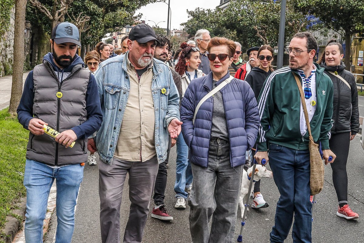 josuaztiria's tweet photo. Arrazakeriaren eta Xenofobiaren Aurkako XXIX martxan izan gara gaur.
Erroldarik gabe ez garelako existitzen eta oinarrizko eskubideetarako ezinbesteko lehen sarbidea delako.
Eskubide (eta betebehar) guztiak guztiontzat, salbuespenik gabe.
#martxa https://t.co/VbfDLnHJxl