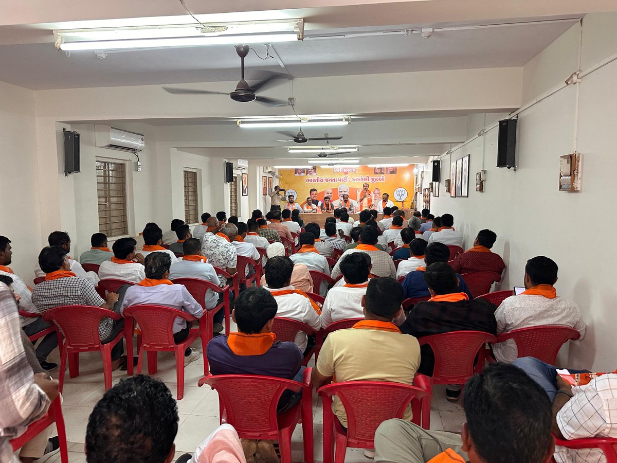 abhaysinhbjp's tweet photo. અમરેલી ભાજપ કાર્યાલય ખાતે આગામી કાર્યક્રમોના સુચારુ અને અસરકારક આયોજનને ધ્યાનમાં રાખીને સંગઠનાત્મક બેઠકમાં ઉપસ્થિત રહી સૌની સાથે સંગઠનની વિવિધ પ્રવૃત્તિઓ અને આગામી સમયમાં હાથ ધરવાના થતા ચૂંટણીલક્ષી કાર્યોની ઝીણવટભરી સમીક્ષા કરી.

આ બેઠકમાં જિલ્લા ભાજપ અધ્યક્ષ શ્રી અતુલભાઈ કાનાણી, https://t.co/6504jNWqDq
