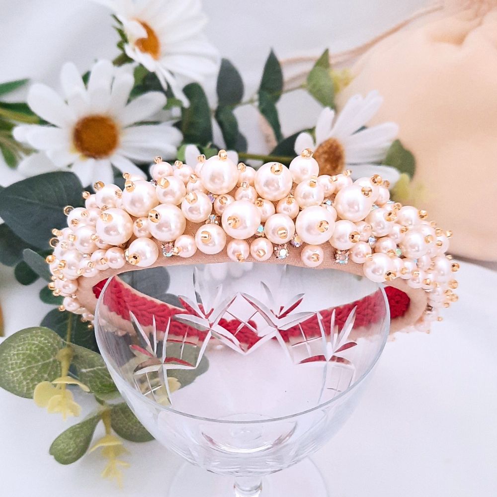 Cheryls_Jewels's tweet image. This is a lovely wide bridal headband. Covered in gold satin over which a multitude of cream coloured pearls and sparkly crystals have been stitched to beautiful effect thebritishcrafthouse.co.uk/product/cream-… #MHHSBD #UKGiftAM #UKGiftHour #shopindie #weddingdress