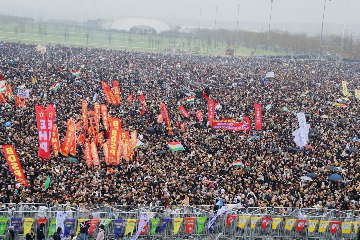TulayHatim's tweet image. İstanbul’da milyonlarla birlikte ilan ettik. Barış, demokrasi ve özgürlük artık bir talep değil, halkın iradesidir.

Bu #Newroz; isyandan inşaya, sözden güvenceye geçişin eşiğidir.

Bu ülke barışı da demokrasiyi de mutlaka kazanacak.

Her biji Newroz! Her biji İstanbul!