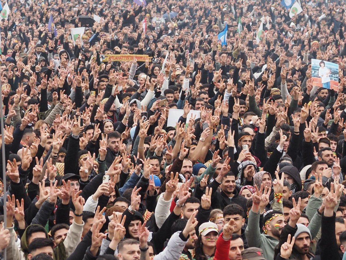 TulayHatim's tweet image. İstanbul’da milyonlarla birlikte ilan ettik. Barış, demokrasi ve özgürlük artık bir talep değil, halkın iradesidir.

Bu #Newroz; isyandan inşaya, sözden güvenceye geçişin eşiğidir.

Bu ülke barışı da demokrasiyi de mutlaka kazanacak.

Her biji Newroz! Her biji İstanbul!