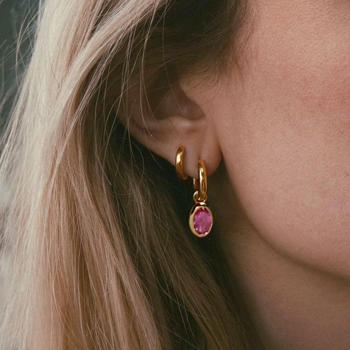 AquaeJewels's tweet image. 18K gold hoops with a bezel-set gemstone — compact form, rich color, and subtle movement. 
#AquaeJewels #18KGold #GemstoneEarrings #GoldHoops #FineJewelry #LuxuryJewelry #MinimalJewelry #EverydayLuxury