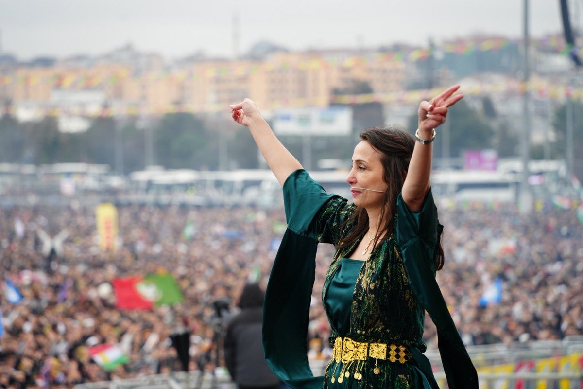 TulayHatim's tweet image. İstanbul’da milyonlarla birlikte ilan ettik. Barış, demokrasi ve özgürlük artık bir talep değil, halkın iradesidir.

Bu #Newroz; isyandan inşaya, sözden güvenceye geçişin eşiğidir.

Bu ülke barışı da demokrasiyi de mutlaka kazanacak.

Her biji Newroz! Her biji İstanbul!