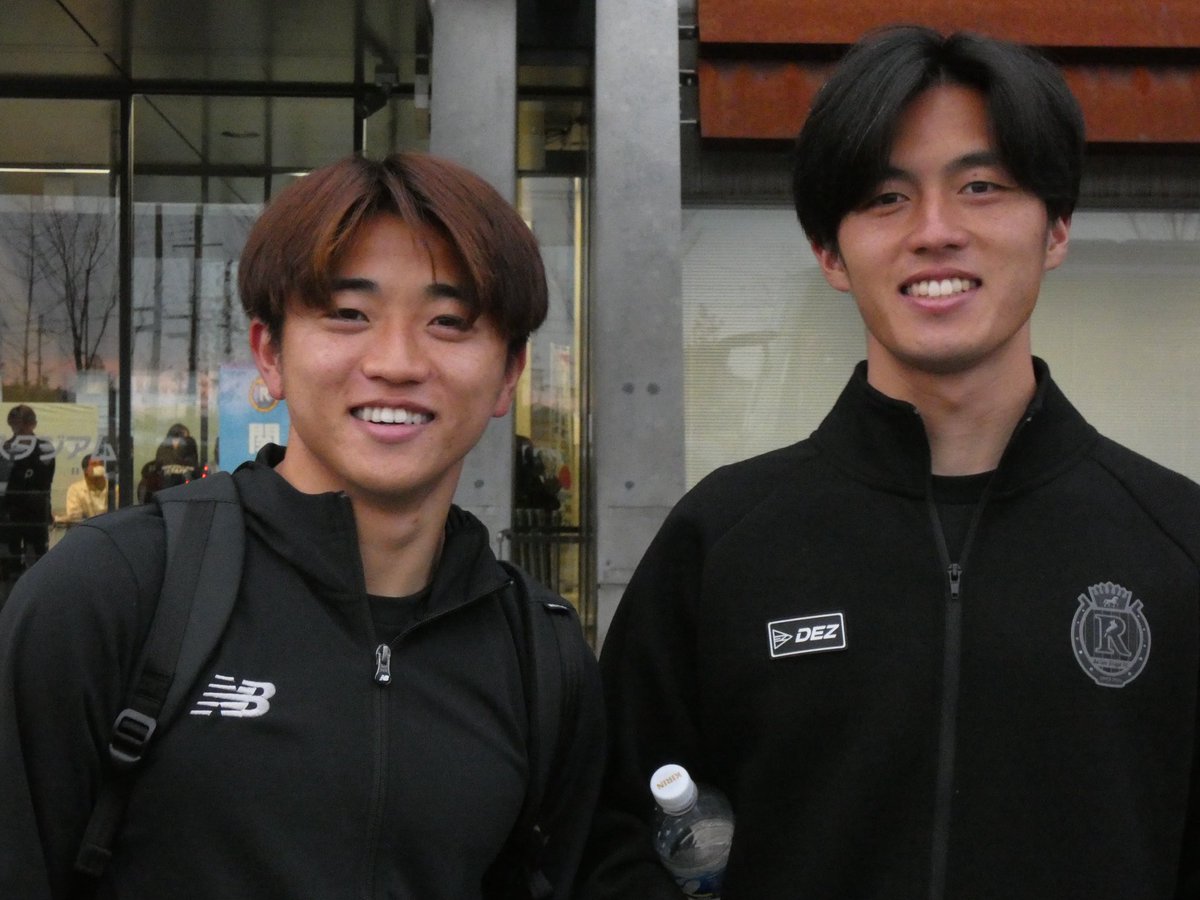 LuminousYELLOW's tweet photo. 試合後、早稲田同期が一緒に出てきてくれたおかげで…
実は雄大とは面識なかったファジサポ、しかも説得力まるでなしの姿😂
がんばろーぜ。
#レイラック滋賀 #田部井悠 選手
#サガン鳥栖 #田中雄大 選手
#ファジアーノ岡山 #vanfore #thaspa https://t.co/HWozynNzNs