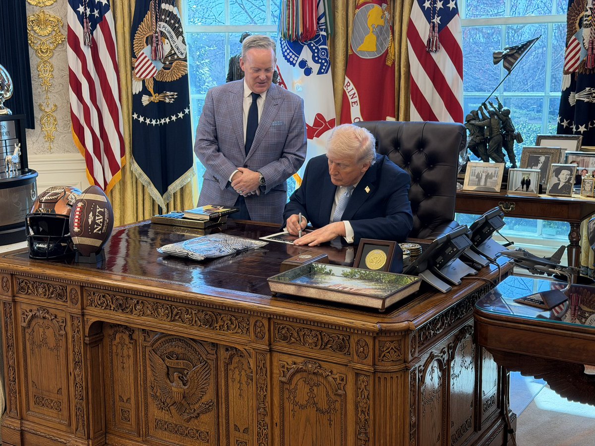 Sean Spicer tweet media