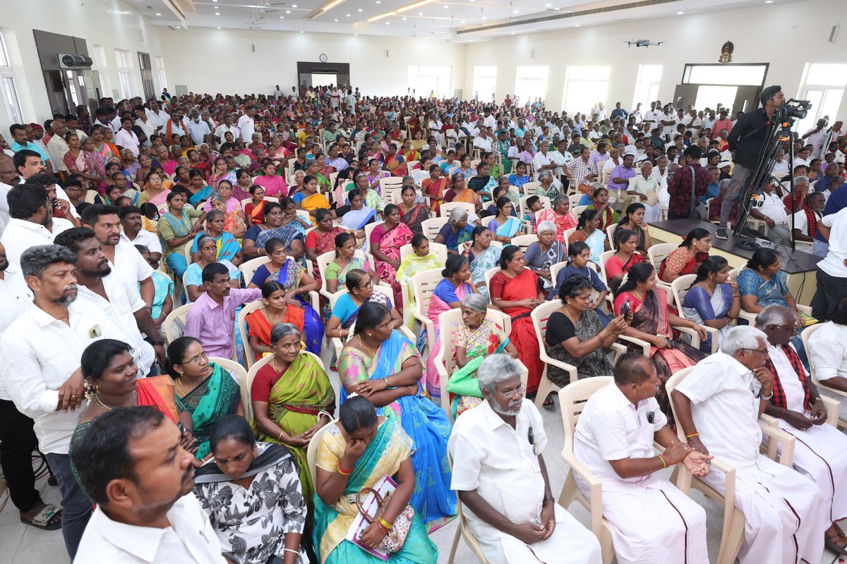 V_Senthilbalaji's tweet photo. 1.31 கோடி மகளிருக்கு மாதம் ரூ 1000/-  வழங்கிடும் ‘கலைஞர் மகளிர் உரிமைத் தொகை’ திட்டம் தந்த மாண்புமிகு தமிழ்நாடு முதலமைச்சர் தளபதி @mkstalin அவர்களின் நல்லாசிகளுடன், கரூர் சட்டமன்ற தொகுதி, கரூர் வடக்கு பகுதி செயல்வீரர்கள் கூட்டம் இன்று கரூர் வெண்ணமலை கற்பகம் மஹாலில் மிகச் சிறப்பாக நடைபெற்றது..

இந்நிகழ்வில், மாண்புமிகு சட்டமன்ற உறுப்பினர்கள் , மாநில நிர்வாகிகள் தலைமை செயற்குழு, பொதுக்குழு உறுப்பினர்கள் மாவட்ட கழக நிர்வாகிகள், பகுதி கழக நிர்வாகிகள், வட்டக் கழக நிர்வாகிகள், பூத்(மண்டல ) பொறுப்பாளர்கள், பூத் கமிட்டி நிர்வாகிகள், மாவட்டம், பகுதி, வார்டு சார்பு அணி அமைப்பாளர்கள் மற்றும் துணை அமைப்பாளர்கள், கழக முன்னோடிகள்,
உள்ளாட்சி பிரதிநிதிகள் மற்றும் மதச்சார்பற்ற முற்போக்கு கூட்டணி கட்சிகளின் நிர்வாகிகள் கலந்துக் கொண்டனர்..