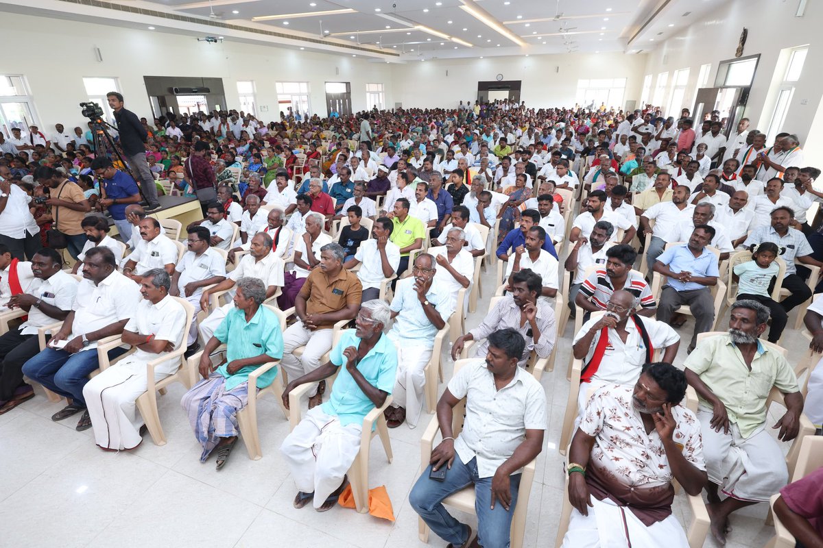 V_Senthilbalaji's tweet photo. 1.31 கோடி மகளிருக்கு மாதம் ரூ 1000/-  வழங்கிடும் ‘கலைஞர் மகளிர் உரிமைத் தொகை’ திட்டம் தந்த மாண்புமிகு தமிழ்நாடு முதலமைச்சர் தளபதி @mkstalin அவர்களின் நல்லாசிகளுடன், கரூர் சட்டமன்ற தொகுதி, கரூர் வடக்கு பகுதி செயல்வீரர்கள் கூட்டம் இன்று கரூர் வெண்ணமலை கற்பகம் மஹாலில் மிகச் சிறப்பாக நடைபெற்றது..

இந்நிகழ்வில், மாண்புமிகு சட்டமன்ற உறுப்பினர்கள் , மாநில நிர்வாகிகள் தலைமை செயற்குழு, பொதுக்குழு உறுப்பினர்கள் மாவட்ட கழக நிர்வாகிகள், பகுதி கழக நிர்வாகிகள், வட்டக் கழக நிர்வாகிகள், பூத்(மண்டல ) பொறுப்பாளர்கள், பூத் கமிட்டி நிர்வாகிகள், மாவட்டம், பகுதி, வார்டு சார்பு அணி அமைப்பாளர்கள் மற்றும் துணை அமைப்பாளர்கள், கழக முன்னோடிகள்,
உள்ளாட்சி பிரதிநிதிகள் மற்றும் மதச்சார்பற்ற முற்போக்கு கூட்டணி கட்சிகளின் நிர்வாகிகள் கலந்துக் கொண்டனர்..