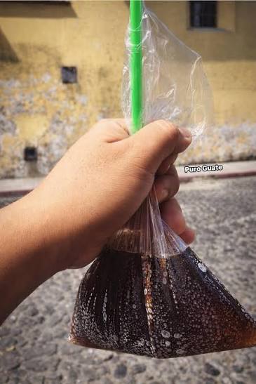santi_random1's tweet photo. @xDanteAzraelx @LGGDaxoFast gordo mogolico, ustedes toman coca-cola en bolsas https://t.co/AO4esWPTag