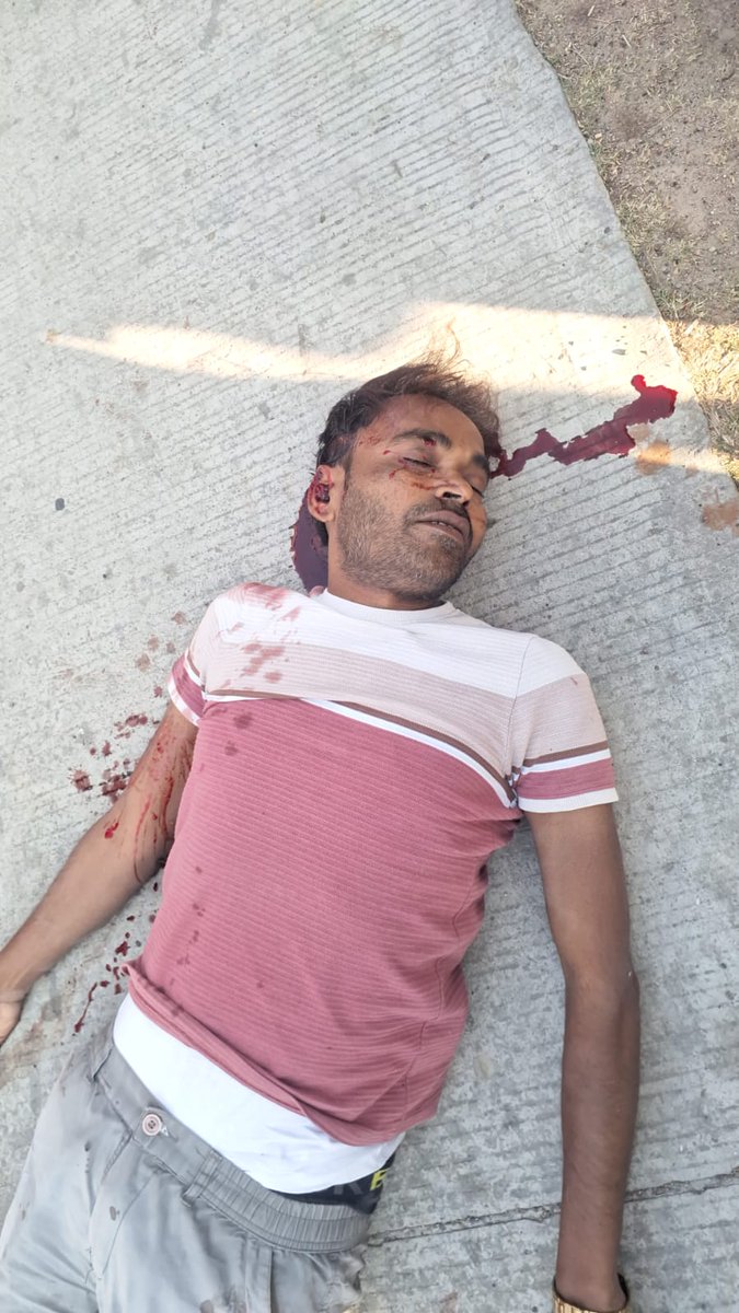 #बाराबंकी

➡️XUV कार ने बुलेट सवार को मारी टक्कर,

➡️टक्कर से युवक हुआ गंभीर रूप से घायल,

➡️मौके पर पहुंचे छबील चौकी इंचार्ज,

➡️घायल युवक को भेजा गया अस्पताल,

➡️थाना लोनी कटरा क्षेत्र का है मामला।

#Barabanki #RoadAccident #BreakingNews <a href="/Barabankipolice/">Barabanki Police</a>