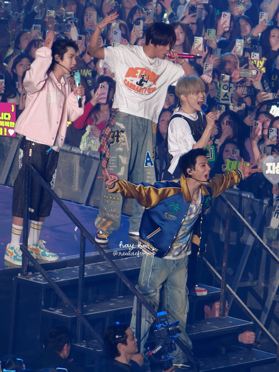 Cuamayyy ciiii vocal line yg bawu iniyyhhh gawak sekawiiii mana paling depannn