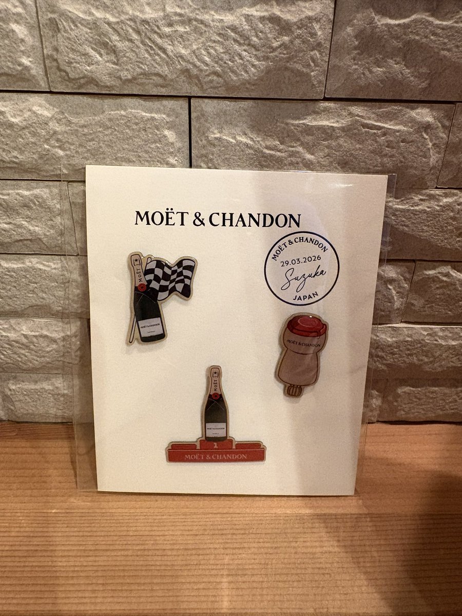 MipiaceMS's tweet image. MOET＆CHANDONの2026 鈴鹿グランプリ記念ギフトボックスが発売されています
ボックスは日本らしく?缶で岡持ちのように開ける仕様です(岡持ち知らない人は調べてね😅)
そして購入でピンバッジがもらえます✨
#F1jp
#moetchandon
