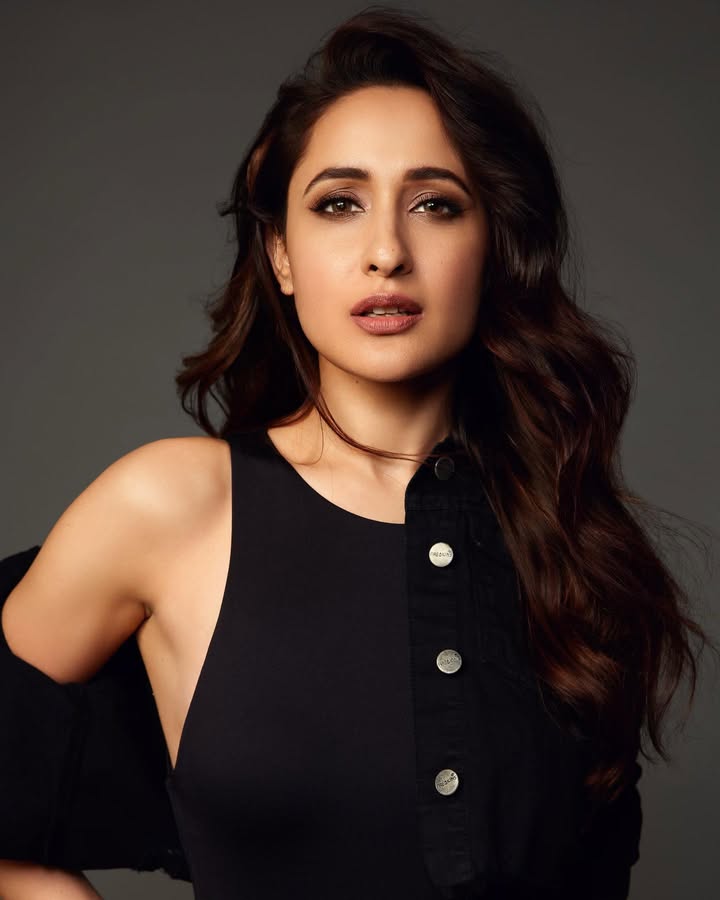 gurujiieditz's tweet photo. Pragya Jaiswal https://t.co/xqibuGScNL