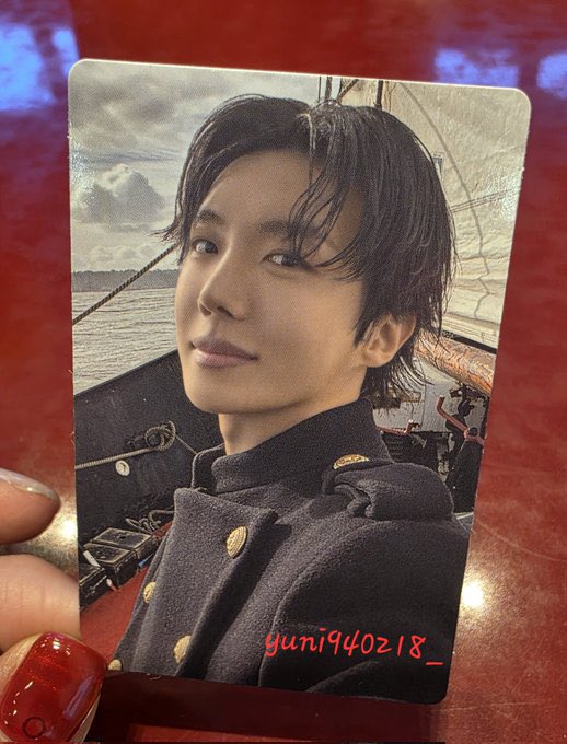 jhopecentric's tweet photo. i need the lucky draw photocard asap 😮‍💨 https://t.co/KKBY5ebwnI