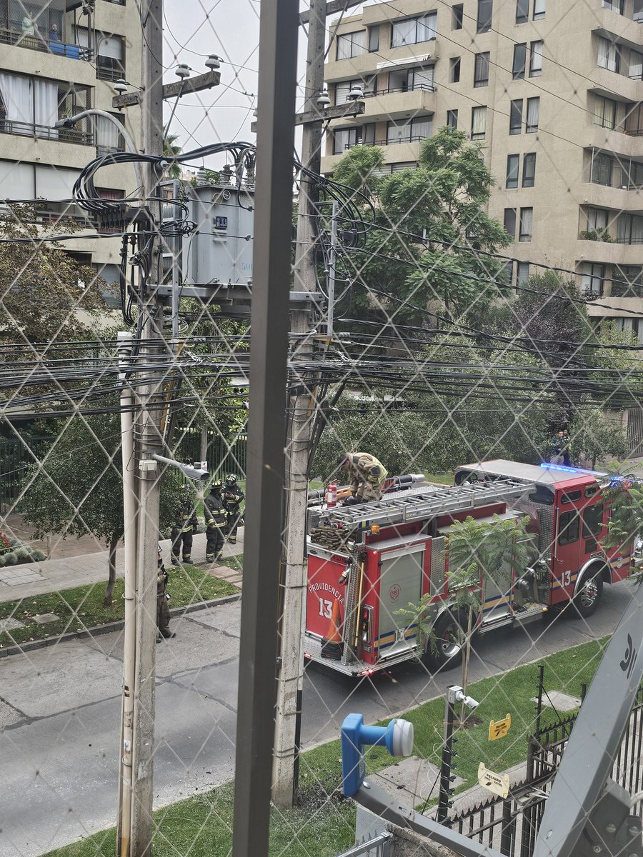 dmunozca's tweet photo. @Enel_Informa_CL el 21 de febrero reporté que había un nido en el transformador frente a mi edificio con riesgo de incendio n° reclamo 938770752. Hoy 22 de marzo, 1 mes después, sin mantención de Enel, se provocó el incendio @SEC_cl @ximerincon @Muni_provi @jaimebellolio https://t.co/FqlYJ1TCO9