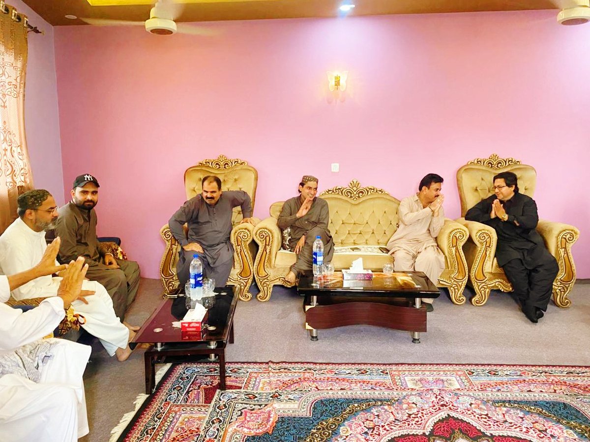 RashidKhaskhele's tweet photo. #پاکستان_پیپلز_پارٹی 
چئیرمین صفورہ ٹاؤن راشد خاصخیلی جنرل کونسلر وارڈ 1 پرویز راجپر کے ہمراہ محمد خان  گوٹھ میں قبائلی عمائدین 
سردار جاوید، اسلم لالا، نجیب ماما، شوکت منہاس، نظام الدین، ممتاز خان، یوسف قریشی ٹاؤن کونسلر سردار عدنان جاوید سے عید کے دوسرے دن ملاقات کی 
#ٹاؤن_میونسپل_کارپوریشن_صفوراں