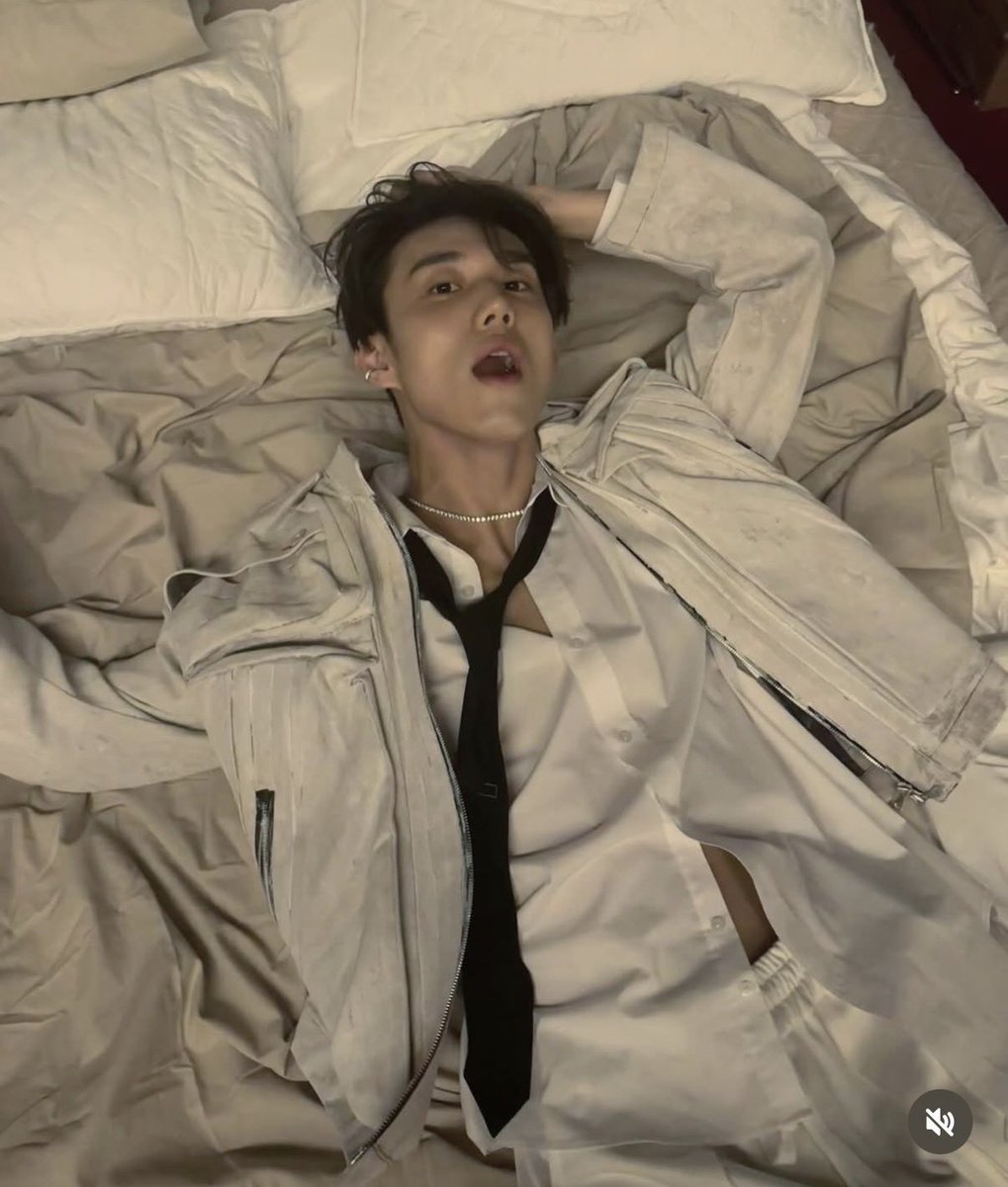 P1HDeul's tweet photo. 아니 인탁이 섹시 인스타 사진 진짜 지웅이가 찍엇다는데
눕길래 그냥 찍엇다는데 https://t.co/PATS7SxmST