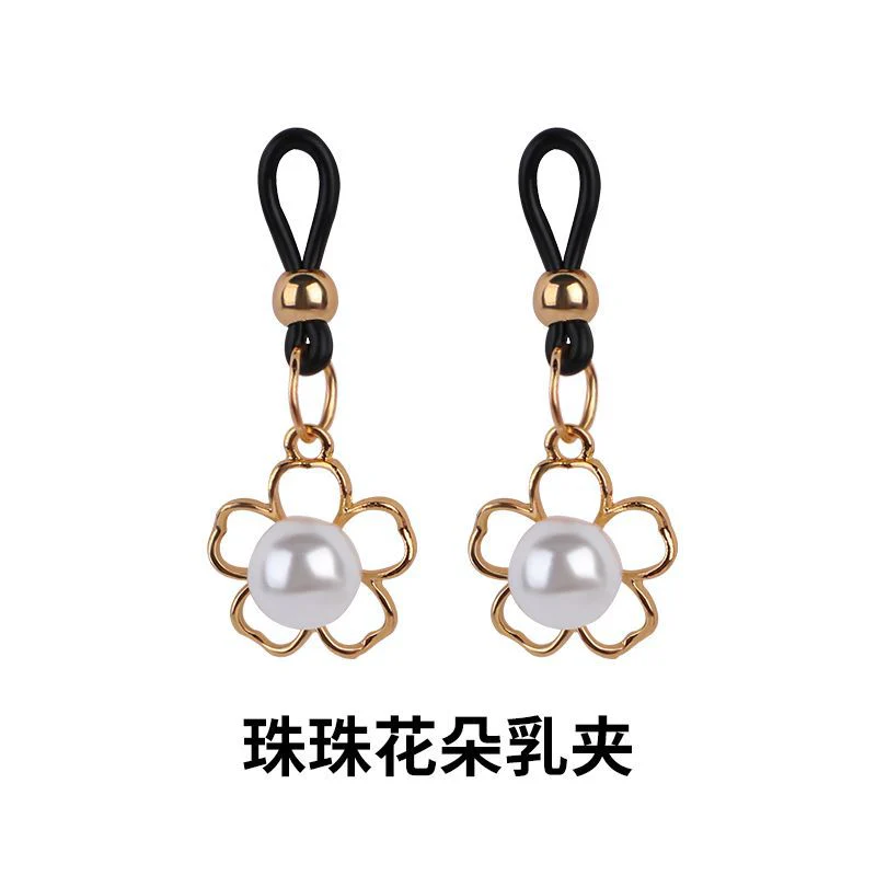 hehenmbg's tweet photo. @PpUuppYx 就是胶圈套在咪咪头上，下面有小吊坠 https://t.co/PZpTvgEgLc