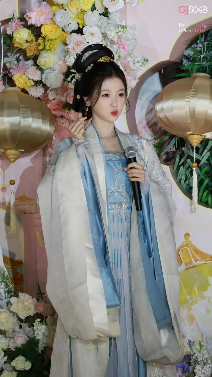 jasenjoylife30's tweet photo. Cpom went to the offline wrap up event celebration of YCL today and went home with everything in the photo below 🥹🥹😭😭

Should we fly straight to 🇨🇳?
I want them too 

#YuShuxin #EsterYu https://t.co/VqF1xJeOKA