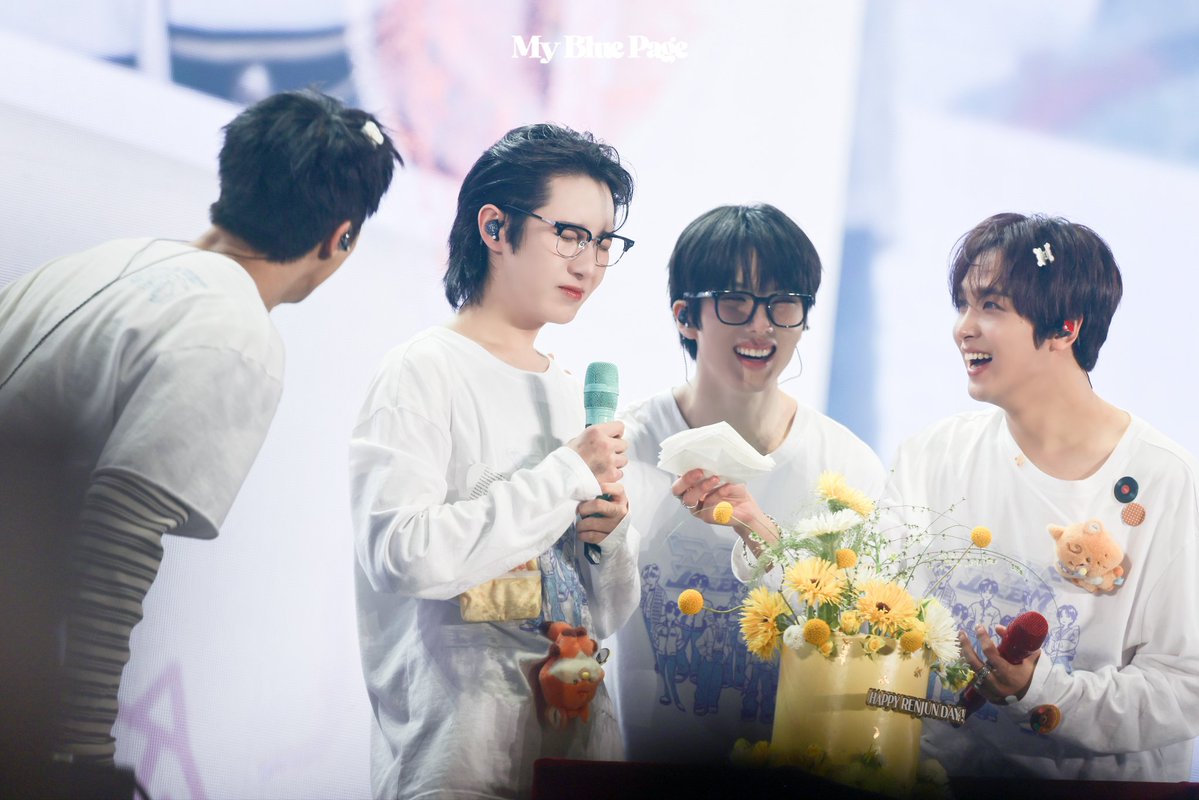 ᴍy ʙʟᴜᴇ ᴩᴀɢᴇ tweet media