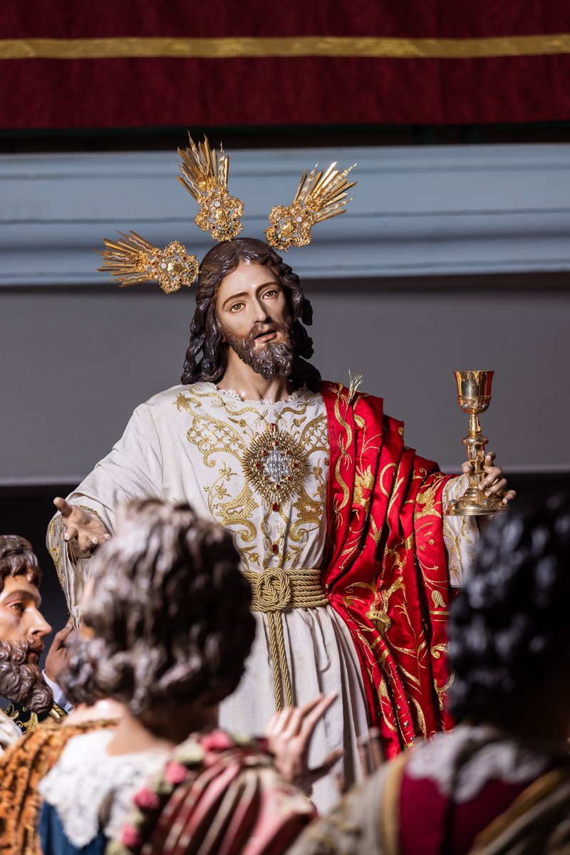 #ActualidadLaCena - El Señor de la Sagrada Cena ya se encuentra su trono procesional para un nuevo #JSSagradaCena2026.

El Santísimo Cristo estrena un broche pectoral con el monograma JHS, realizado en plata chapada en oro y con incrustaciones de piedras, obra de Orfebrería