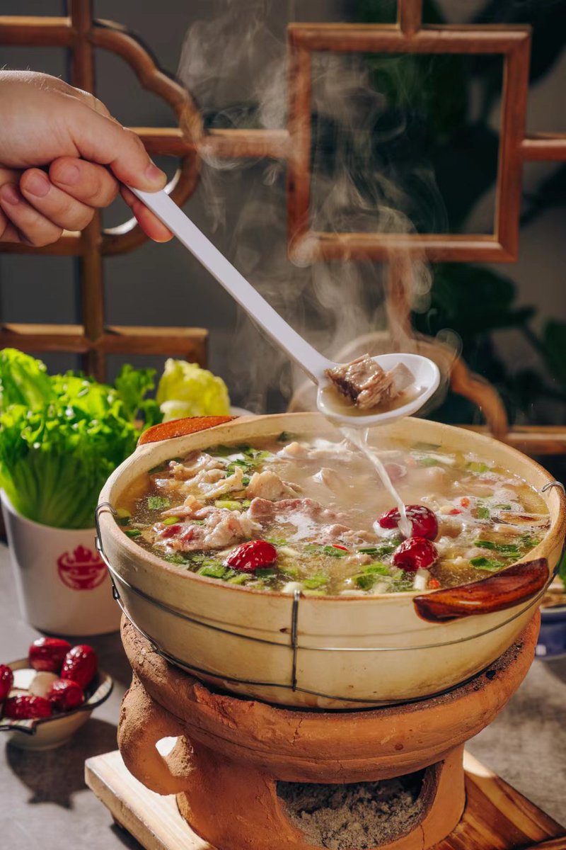 gami_dev's tweet photo. 一口解锁泰式酸辣灵魂！青柠+香茅+小米辣熬的冬阴功汤，鲜到跳脚的虾弹牙爆汁，配一碗香茅饭，酸辣开胃到连喝三碗都不够～#泰式料理 #冬阴功汤 #酸辣控必吃， https://t.co/qgjjaukcJz