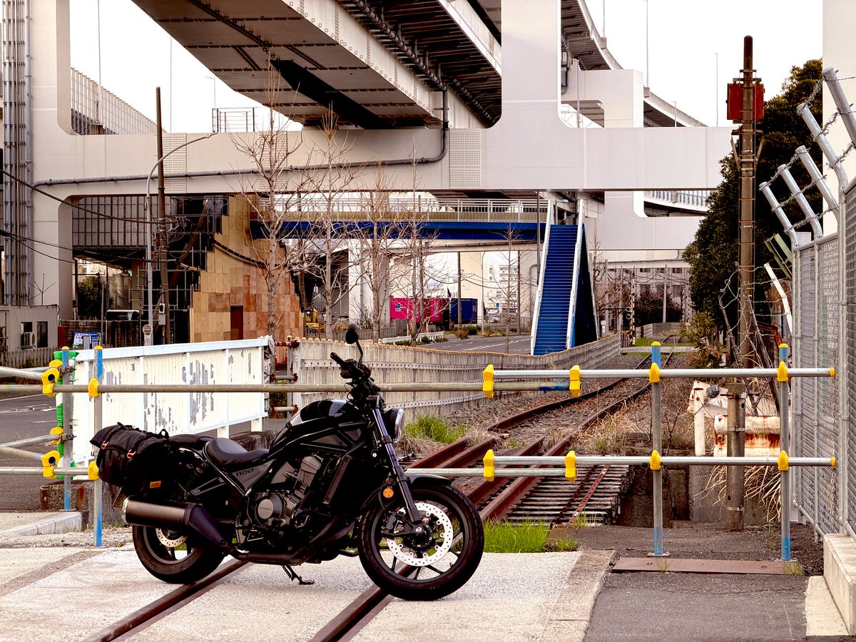 mojatchi's tweet photo. しばらくバイク乗ってませんでしたが、社内の昇格試験終わったああああああ！ってことで、横浜ぷらぷらしてきました！
廃線っていいよね…実は元電車の運転士だったりします🤭
納車から2年半、走行距離も2万キロを超えました！！
まだまだ走るよー！！
#ツーリング
#バイク好きな人と繋がりたい https://t.co/03dLQ7hk4X