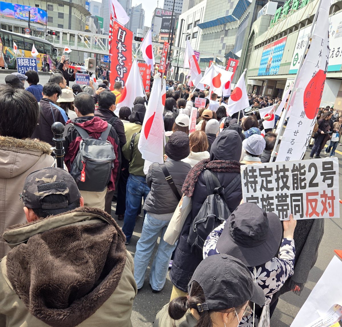 VeVxMjAFbZ22444's tweet photo. 海外に拡散して頂けると助かります！
日本のメディアは黙りです。
りりんさんの、提案素晴らしい👏
動画撮ってる方のポストが良いですね！
残念ながらわたしは写真なので、
どなたか、宜しくお願い致します🙇 https://t.co/RBQHxECxm8