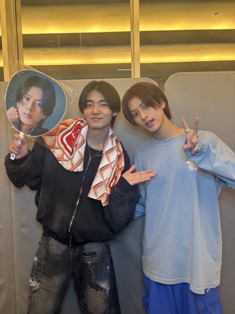 izzyyzzi_izzy's tweet image. Thought Haruhi might go to ICEx live today and he really did!! 😭 (He even got Haruse picket and towel 🤭)
"actor boyfriend" foing to "idol boyfriend"'s live is one of the best things we get from JBLs 🥹
#Contrast
